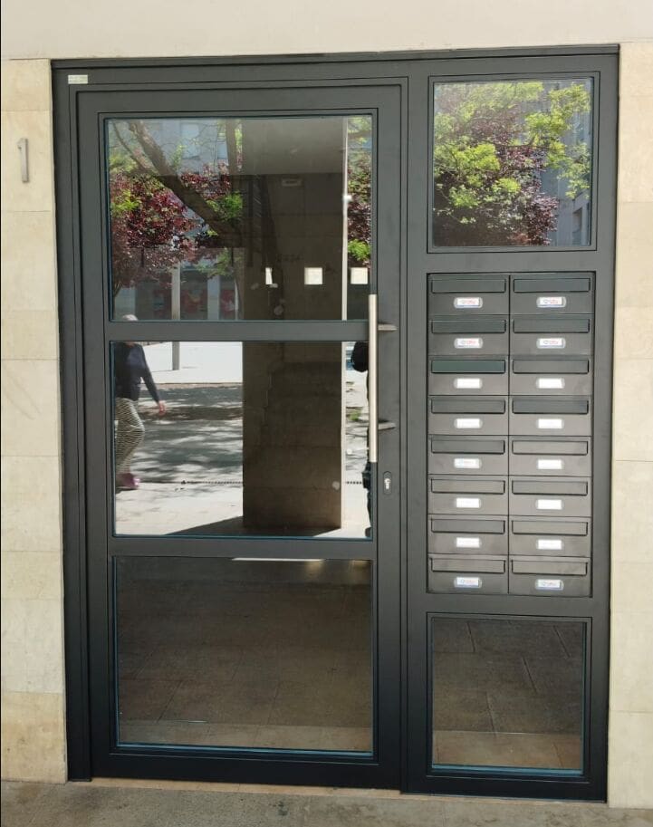 puerta de seguridad en comunidad de vecinos