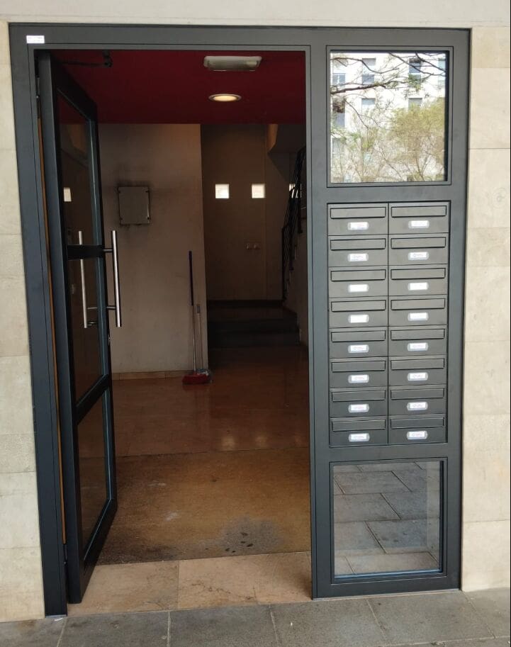 puerta de seguridad en comunidad de vecinos