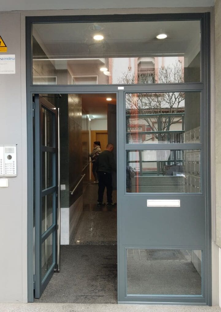 puerta de seguridad en comunidad de vecinos