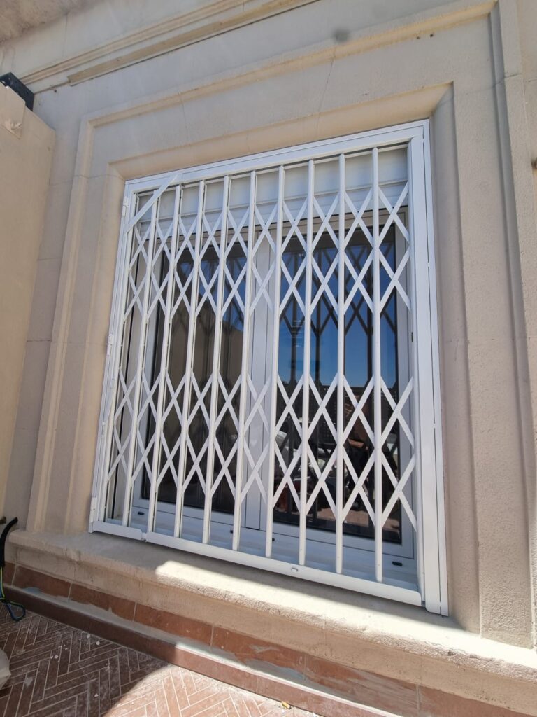 Rejas modernas para ventanas. Abatible moderna.
