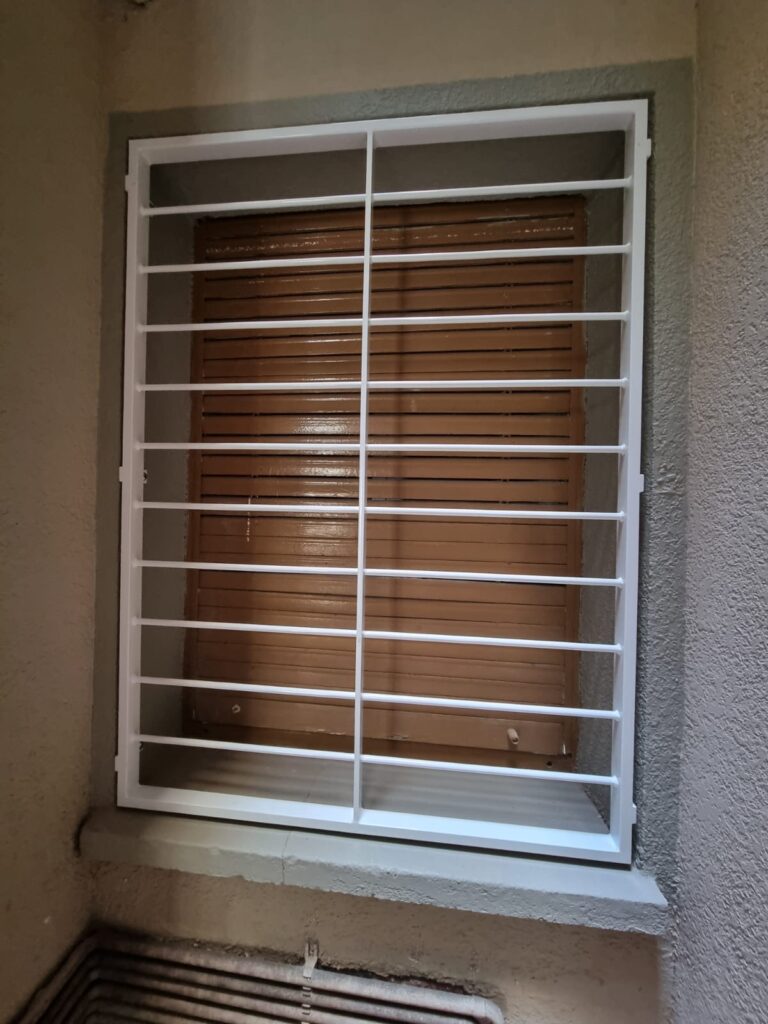 Rejas modernas para ventanas de líneas finas.