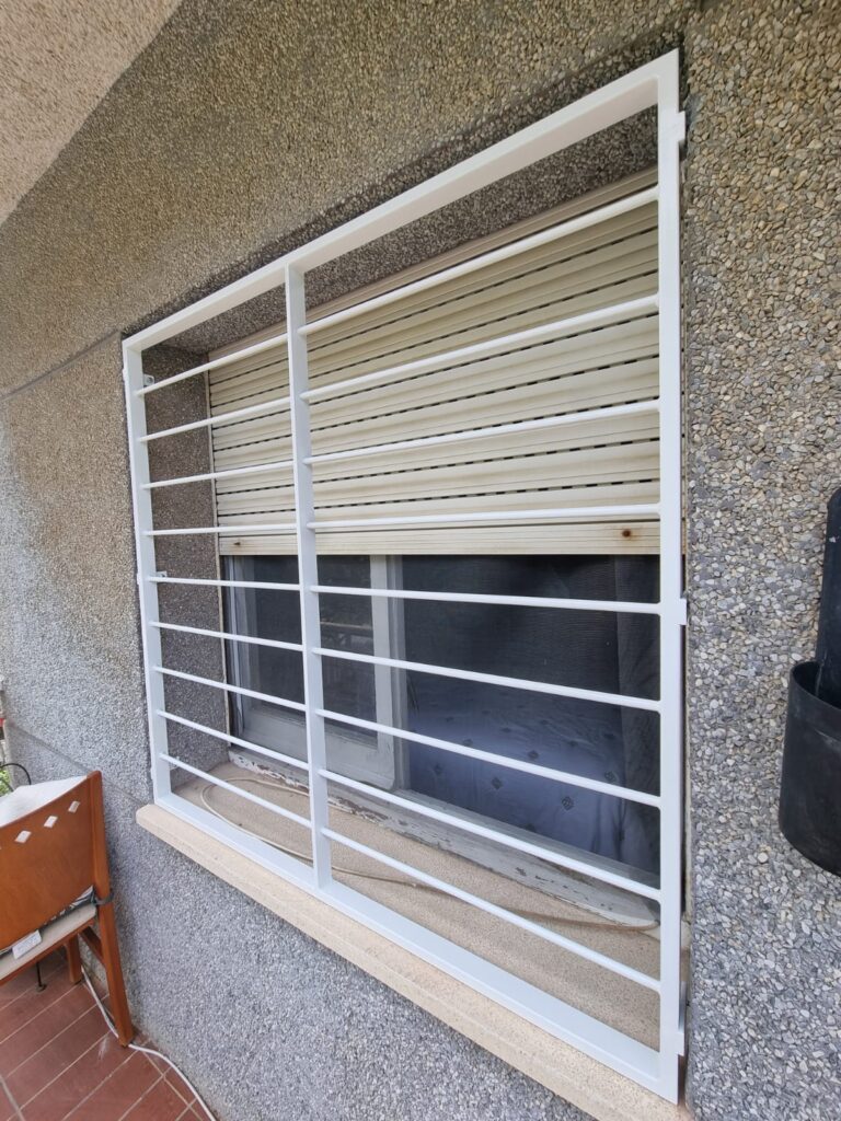 Rejas modernas para ventanas. Reja moderna para planta baja.