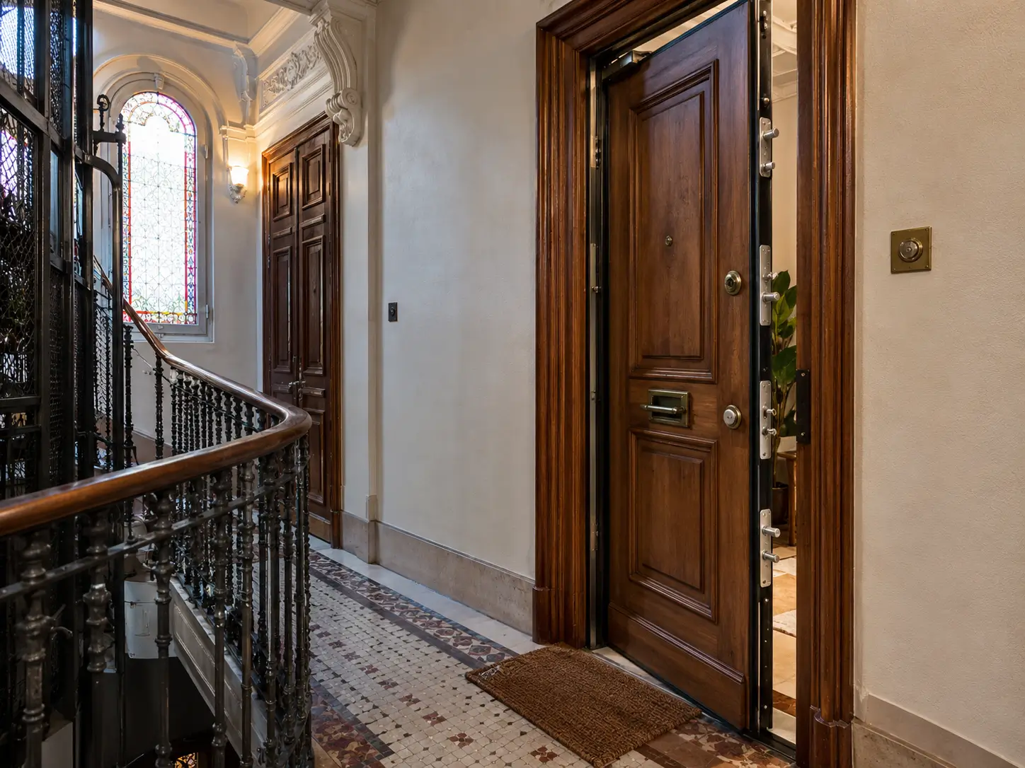 blindaje de puerta antigua en edificio de Barcelona