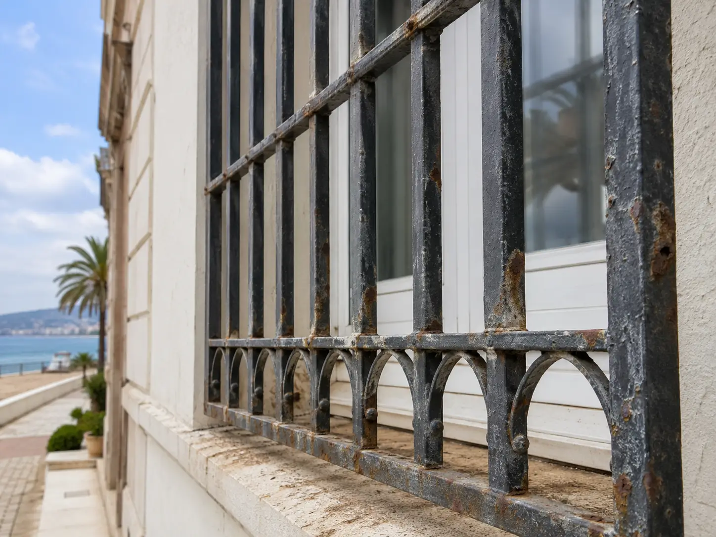 reja metálica cerca del mar afectada por salitre