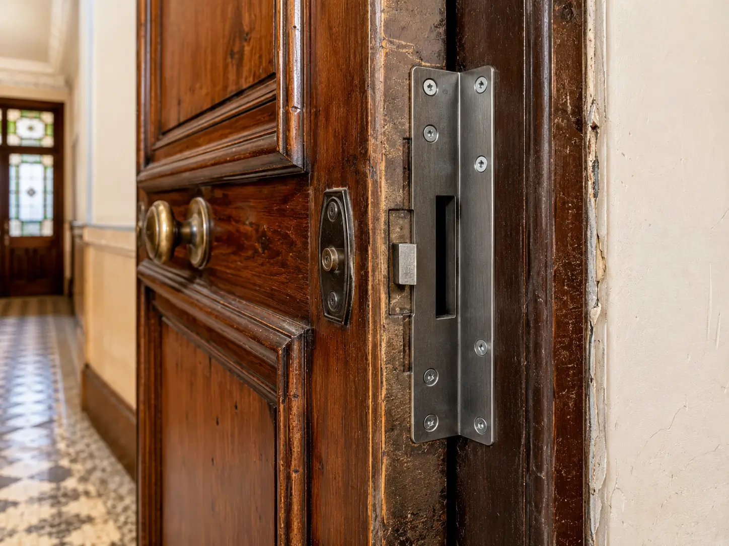 marco reforzado en puerta antigua de madera
