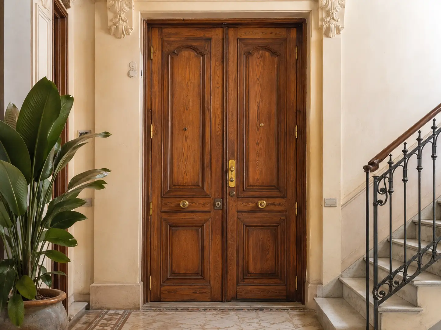 puerta antigua de madera reforzada en Barcelona