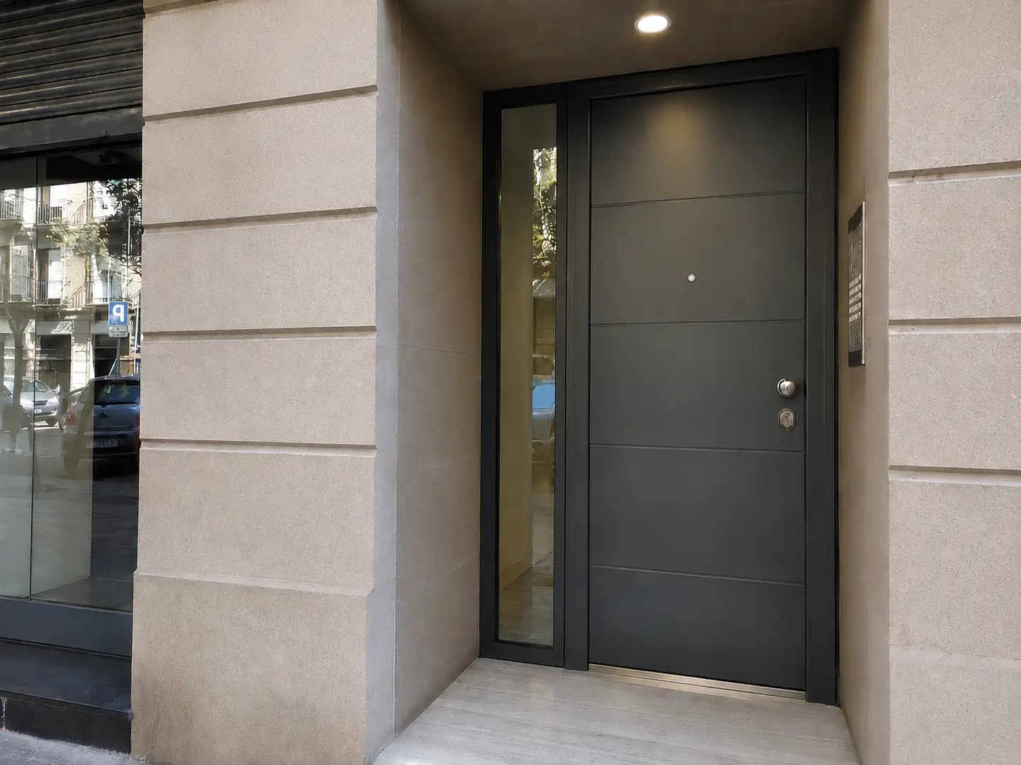 porta blindada tancada en un habitatge de Barcelona