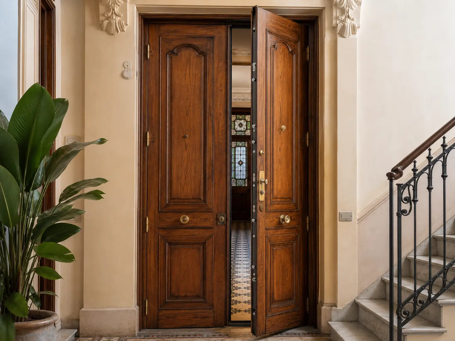 puerta antigua de madera blindada en Barcelona