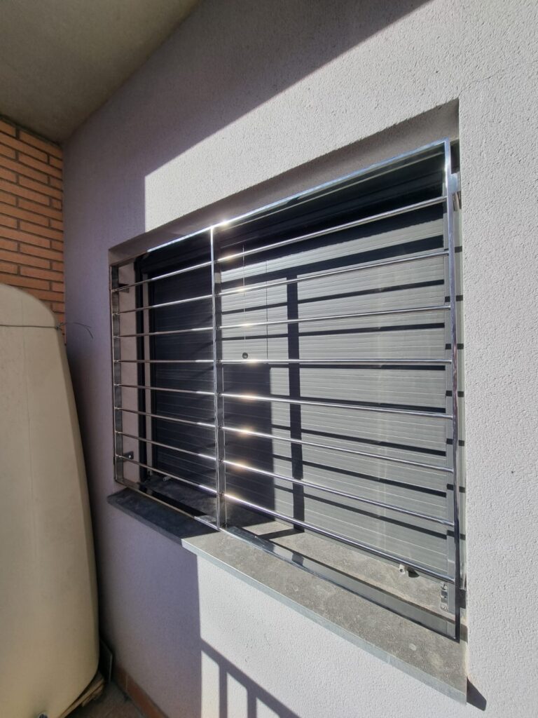 Rejas modernas para ventanas de acero inoxidable.