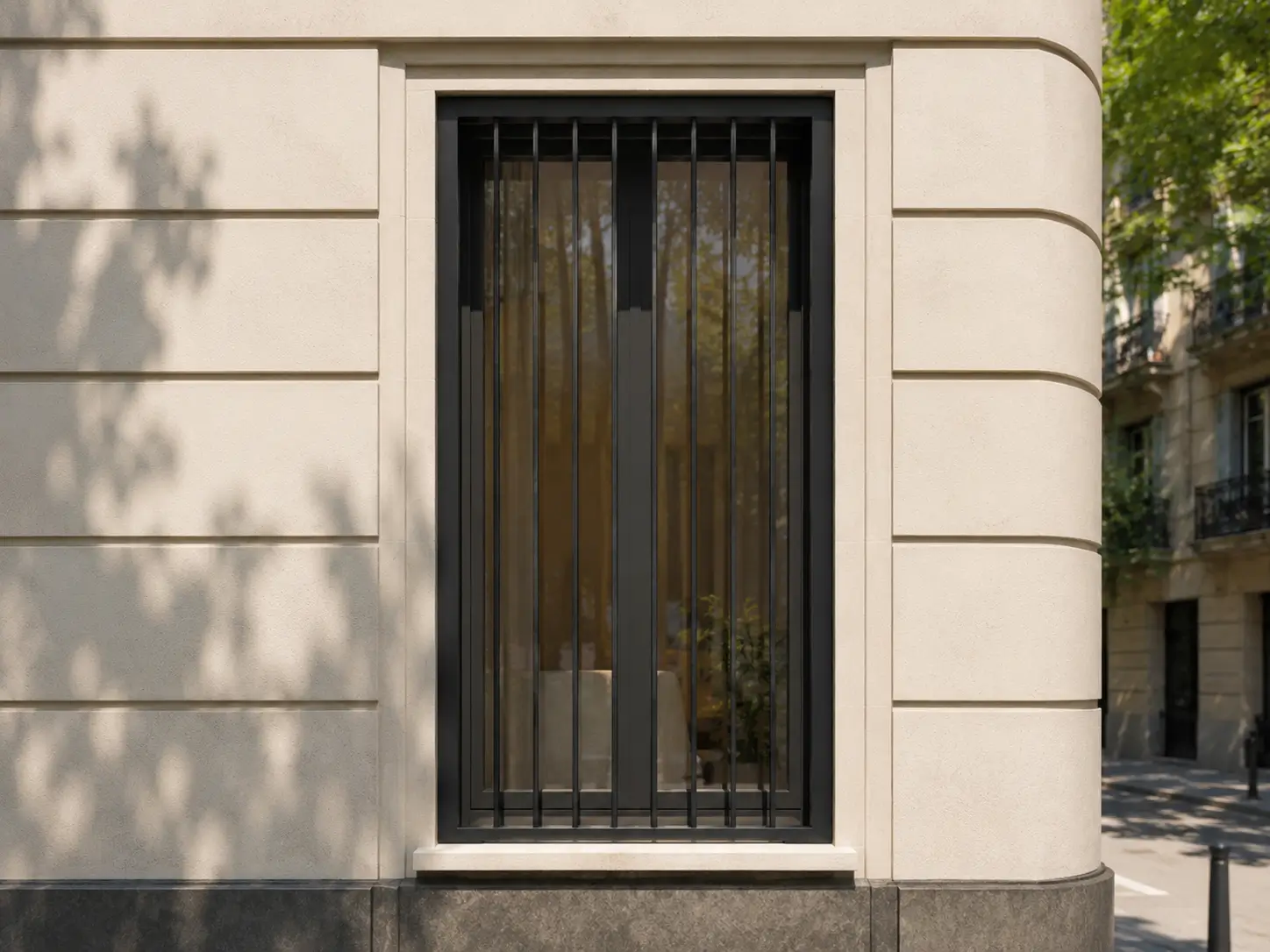 reja moderna integrada en fachada de vivienda en Barcelona