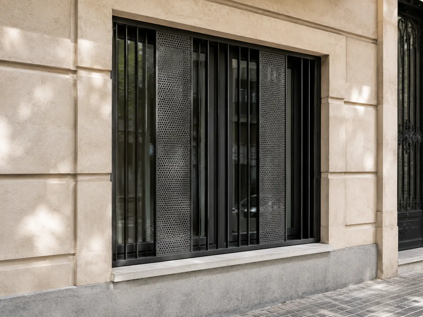reja moderna con paneles para ventana de planta baja