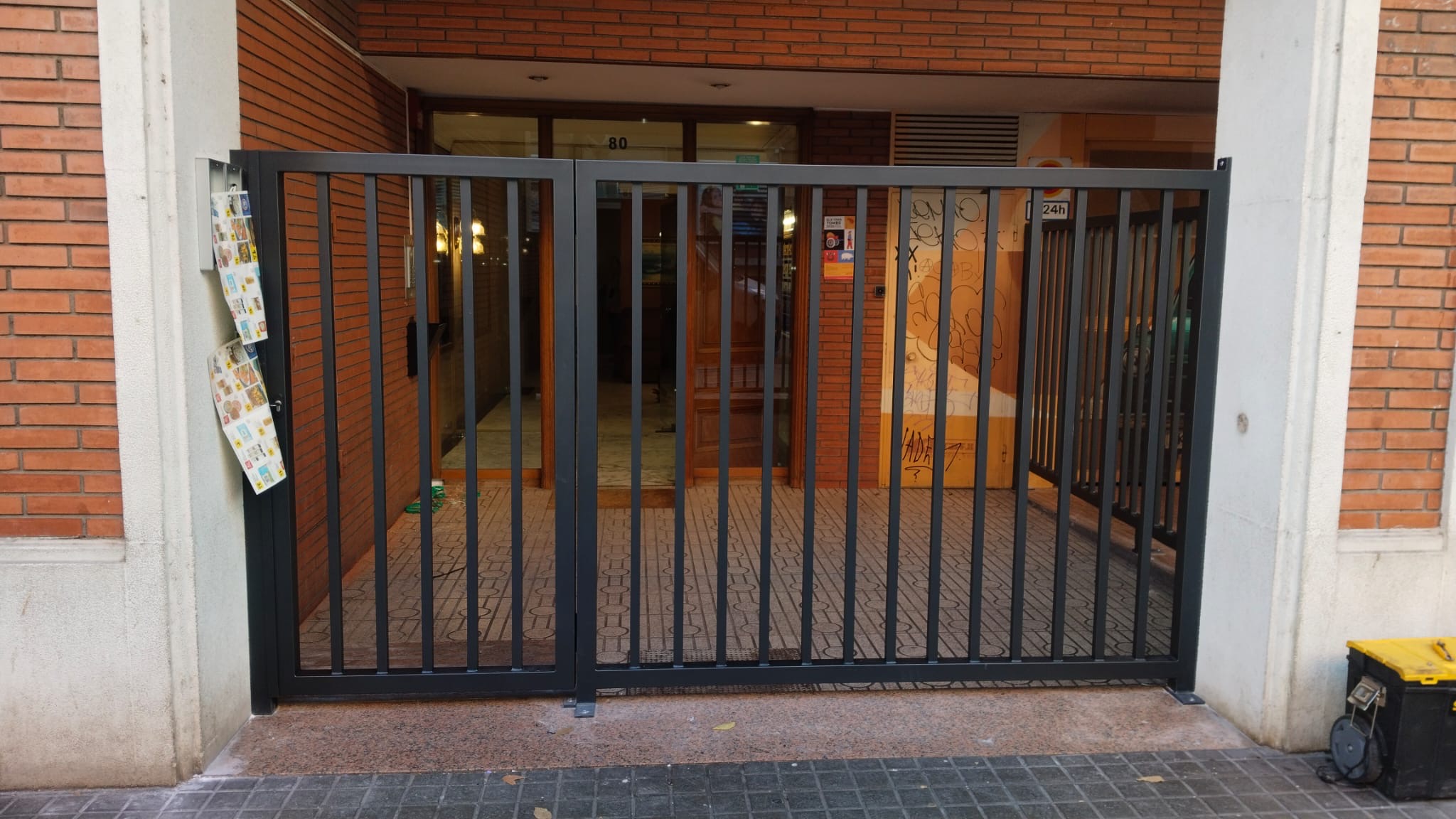 reja-plegable-puerta-comercio-barcelona reja plegable para puerta instalada en comercio de Barcelona