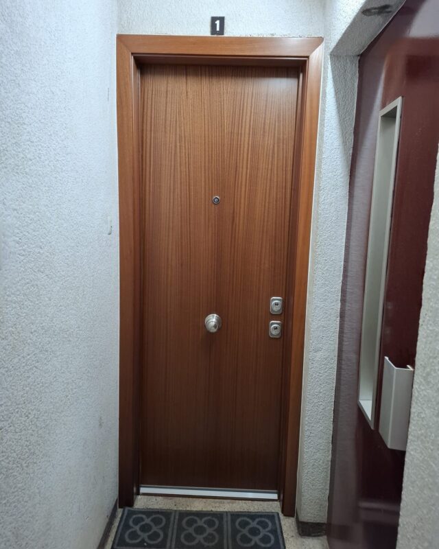 🔒✨ ¡Nueva instalación de puerta de seguridad en Sants! ✨🔒

En Ambtottancat, nos enorgullece ofrecer productos de la más alta calidad, y esta puerta de seguridad es prueba de ello. Su diseño robusto y moderno no solo realza la estética de tu hogar, sino que proporciona una protección inigualable contra intrusos.

Con cada instalación, garantizamos un trabajo profesional, limpio y eficiente. Nuestro equipo se asegura de que cada detalle esté perfectamente ejecutado, para que puedas disfrutar de la tranquilidad que mereces. 🛠️🔐

¿Te gustaría mejorar la seguridad de tu espacio? ¡No dudes en preguntarnos por tu presupuesto personalizado! Cuéntanos, ¿qué opinas de esta instalación? 👇💬

#SeguridadHogar #PuertaSeguridad #Ambtottancat #Sants #ProtecciónTotal