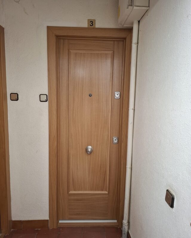 🔐✨ ¡La seguridad no es un lujo, es una necesidad! Acabamos de realizar la instalación de una puerta de seguridad en Hospitalet, elevando la protección de este hogar al siguiente nivel.

En Ambtottancat, nos enorgullece ofrecer productos de calidad superior que no solo aseguran, sino que también embellecen tu espacio. Esta puerta de seguridad proporciona una barrera efectiva contra intrusos, ofreciendo tranquilidad a su propietario. 🌟

Nuestro equipo se caracteriza por su profesionalismo y dedicación: la instalación se llevó a cabo de manera limpia y eficiente, cuidando cada detalle. Cada proyecto es una oportunidad para demostrar nuestra pasión por la seguridad, y esta instalación es un claro ejemplo de ello.

¿Te gustaría mejorar la seguridad de tu hogar? Solicita un presupuesto personalizado y comparte tu opinión sobre esta instalación en los comentarios. 👇

#Ambtottancat #SeguridadHogar #PortaDeSeguretat #Protección #Hospitalet