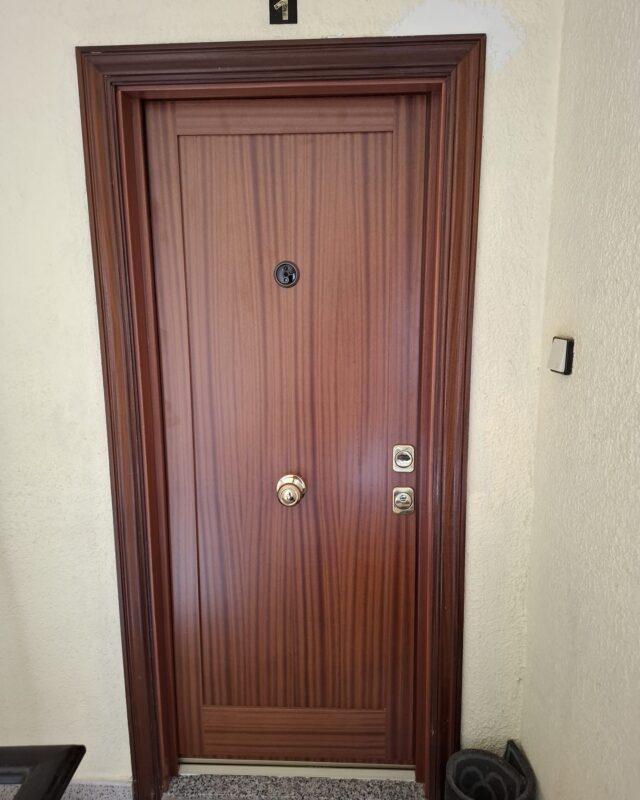 🔒✨ ¡Protege tu hogar con estilo y seguridad! Hoy hemos instalado una puerta de seguridad en Nou Barris, diseñada para brindar la máxima protección sin comprometer la estética.

👷‍♂️ En Ambtottancat, nos enorgullece ofrecer productos de calidad superior que garantizan la tranquilidad de nuestros clientes. Esta puerta no solo es robusta, sino que también se adapta perfectamente a la decoración de cualquier hogar, elevando tu seguridad y el valor de tu propiedad.

💪 Nuestro equipo realizó un trabajo profesional, limpio y eficiente, asegurando que cada detalle esté en su lugar. Con nuestra instalación, puedes dormir tranquilo sabiendo que tu hogar está protegido.

¿Tienes dudas sobre cómo mejorar la seguridad de tu hogar? ¡Déjanos tus preguntas en los comentarios o solicita tu presupuesto personalizado!

#SeguridadHogar #Ambtottancat #PuertasDeSeguridad #NouBarris #TranquilidadEnCasa