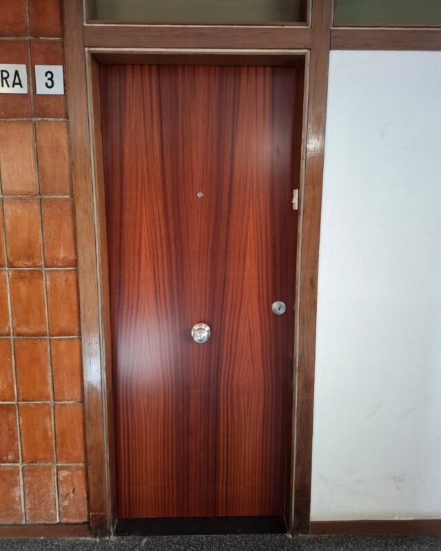 🔐✨ ¡Seguridad de primera en la Plaça Cerdà! ✨🔐

Hemos realizado una instalación de puerta blindada que no solo garantiza la máxima protección, sino que también mejora la estética de la entrada principal de nuestro cliente. La calidad superior de nuestros productos asegura un resguardo incomparable frente a cualquier intento de intrusión. 💪

En Ambtottancat, nos enorgullece ofrecer un servicio profesional, limpio y eficiente. Cada detalle cuenta, y nuestra pasión por la seguridad se refleja en el acabado impecable de cada instalación.

¿Te gustaría saber más sobre cómo mejorar la seguridad de tu hogar? No dudes en preguntar por un presupuesto personalizado o comparte tu opinión sobre esta instalación en los comentarios. 👇

#Ambtottancat #SeguridadHogar #PuertaBlindada #ProtecciónMáxima #CalidadSuperior