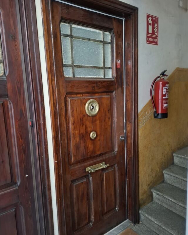 🔒 ¡Seguridad al siguiente nivel en C/Valencia! 🔒

Hoy hemos completado una instalación de blindaje de puerta regia que transforma no solo la estética, sino también la seguridad de esta propiedad. En Ambtottancat, ofrecemos productos de calidad superior, diseñados para resistir las amenazas más comunes y brindarte la tranquilidad que mereces.

Nuestro equipo profesional se encargó de cada detalle, asegurando un trabajo limpio y eficiente que se integra a la perfección con la estructura original. ¿Buscas una solución de seguridad duradera? ¡Hemos cubierto tus necesidades!

Déjanos ayudarte a proteger lo que más quieres. Si tienes preguntas sobre presupuestos o deseas comentar sobre nuestro trabajo, ¡estaremos encantados de escucharte!

#SeguridadHogar #PuertasBlindadas #Ambtottancat #CValencia #ProtecciónEficaz
