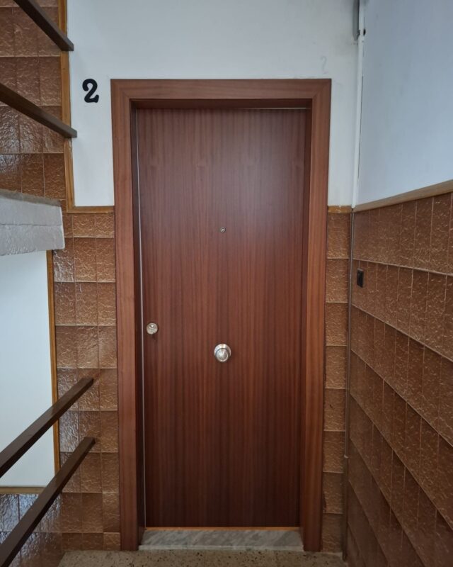 🔒 ¡Seguridad a otro nivel en Sabadell! Hoy hemos completado la instalación de una puerta blindada de alta calidad que no solo embellece la entrada, sino que brinda la protección que tu hogar merece. 🏠✨

En Ambtottancat, sabemos lo importante que es sentirte seguro en tu espacio. Nuestra puerta blindada está diseñada con materiales de primera y tecnología avanzada, asegurando que cada rincón de tu hogar esté protegido de manera efectiva. 🙌

Nuestro equipo se encargó de realizar el trabajo de forma profesional, limpia y eficiente, garantizando que el proceso fuera rápido y sin inconvenientes. La seguridad nunca había lucido tan bien.

¿Tienes dudas sobre cómo mejorar la seguridad de tu hogar? ¡Déjanos un comentario o envíanos un mensaje para obtener un presupuesto personalizado! 💬📩

#Ambtottancat #PuertaBlindada #SeguridadHogar #Sabadell #ProtecciónHogar