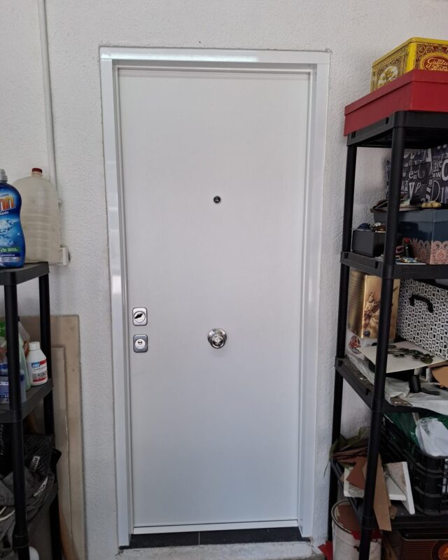 🔒 ¡Protegiendo hogares en Vallromanes! 🔒 

Acabamos de completar la instalación de una puerta de seguridad en el parking de acceso a una vivienda en Vallromanes. En Ambtottancat, priorizamos la calidad para garantizar la tranquilidad y protección de nuestros clientes. 🏠✨

Nuestro equipo se ha encargado con profesionalismo de cada detalle, asegurando un trabajo limpio y eficiente. Esta puerta ofrece una excelente resistencia, convirtiéndose en una sólida barrera contra posibles intrusiones.

¿Quieres mejorar la seguridad de tu hogar? Estamos aquí para ayudarte. Solicita información sin compromiso y experimenta la diferencia. 

👉 Nos encantaría saber tu opinión sobre esta instalación. 

#PuertaDeSeguridad #ProtecciónHogar #Ambtottancat #Vallromanes #SolucionesEnSeguridad