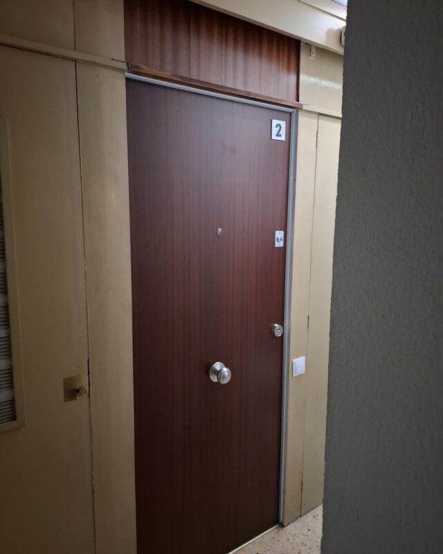 🔒 ¡Protege tu hogar con estilo y seguridad! Hoy hemos completado una instalación de puerta blindada en C/Mare de Deu del Port, donde se unen calidad y seguridad para proporcionarte tranquilidad absoluta. 

🚪 Con nuestros productos de alta gama, no solo aseguramos un blindaje eficaz, sino que también mejoramos la estética de tu entrada. En Ambtottancat cuidamos cada detalle para garantizar un trabajo limpio, profesional y eficiente.

✨ Tu seguridad es nuestra prioridad. Con esta puerta blindada, disfrutarás de la confianza y protección que mereces. ¿Te gustaría conocer más sobre nuestras soluciones? Déjanos un comentario o envíanos un mensaje para solicitar tu presupuesto personalizado.

#SeguridadHogar #PuertasBlindadas #Ambtottancat #ProtecciónEficaz #CalidadGarantizada