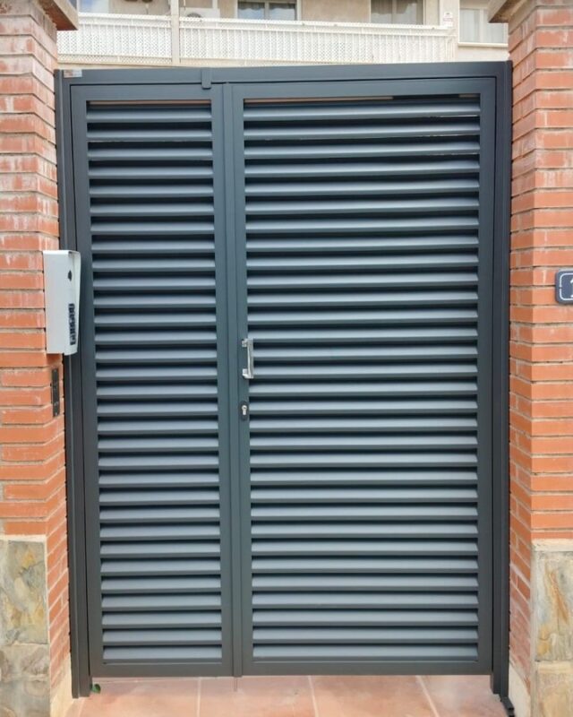 🔒 ¡Seguridad residencial mejorada en Castellbisbal! 🚪✨

Nos complace anunciar la instalación de portes residenciales en esta maravillosa localidad, diseñada para ofrecer tanto protección como tranquilidad a nuestros clientes. En Ambtottancat, nos comprometemos a utilizar materiales de alta calidad que garantizan un cierre seguro y una estética cuidada.

Nuestro equipo ejecutó el trabajo con profesionalismo y eficiencia, asegurando una instalación limpia y perfectamente adaptada. Gracias a nuestra combinación de tecnología avanzada y experiencia, ofrecemos soluciones personalizadas según las necesidades de cada hogar.

¿Quieres elevar la seguridad de tu residencia? Contáctanos para solicitar un presupuesto sin compromiso. 🛠️💬 ¡Tu opinión nos importa!

#SeguridadResidencial #PuertasResistentes #Ambtottancat #Castellbisbal #ProtecciónHogar