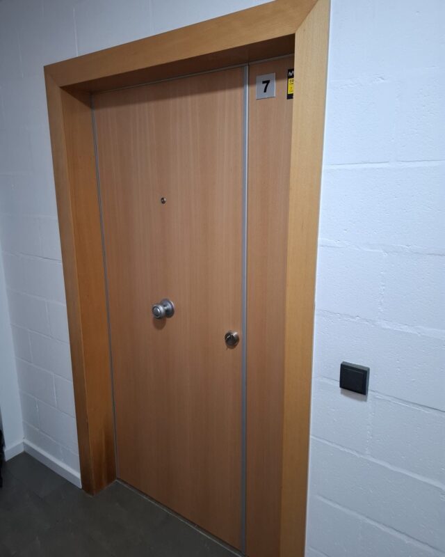 🔒✨ ¡Seguridad de primera en Sant Andreu! ✨🔒

Hoy hemos llevado a cabo la instalación de una puerta blindada de dos hojas, destacando no solo por su elegante diseño, sino también por su capacidad para proteger tu hogar. En Ambtottancat, cada proyecto es una oportunidad para ofrecerte máxima calidad y tranquilidad.

Nuestra puerta blindada ofrece:

✅ Resistencia superior frente a intentos de intrusión. 
✅ Aislamiento acústico y térmico, creando un espacio más cómodo. 
✅ Un acabado profesional que se integra perfectamente con tu estilo. 

Nuestro equipo de expertos se aseguró de realizar una instalación limpia, rápida y eficiente, para que puedas disfrutar de tu nueva seguridad sin preocupaciones.

¿Te gustaría saber más sobre cómo mejorar la seguridad de tu hogar? ¡Déjanos tus preguntas en los comentarios o solicita un presupuesto sin compromiso!

#SeguridadHogar #PuertaBlindada #Ambtottancat #SantAndreu #ProtecciónTotal