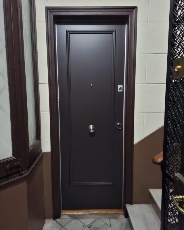 🔒 ¡Protege tu hogar con la mejor seguridad! 🔒

Hoy hemos realizado la instalación de una puerta blindada con doble pany en el C/ Mallorca. Este tipo de puerta no solo ofrece un diseño elegante, sino que también proporciona una defensa robusta contra intrusos, garantizando la tranquilidad que mereces.

En Ambtottancat, nos enorgullece ofrecer productos de calidad superior y un servicio profesional, limpio y eficiente. Nuestros expertos se aseguran de que cada detalle esté perfectamente ajustado, brindando así una solución a medida para tu seguridad.

¿Te gustaría saber más sobre cómo mejorar la seguridad de tu hogar? ¡Déjanos tus preguntas en los comentarios o contáctanos para un presupuesto personalizado!

✨ #SeguridadHogar #PuertasBlindadas #Ambtottancat #CuidadoDelHogar #ProtecciónEficaz