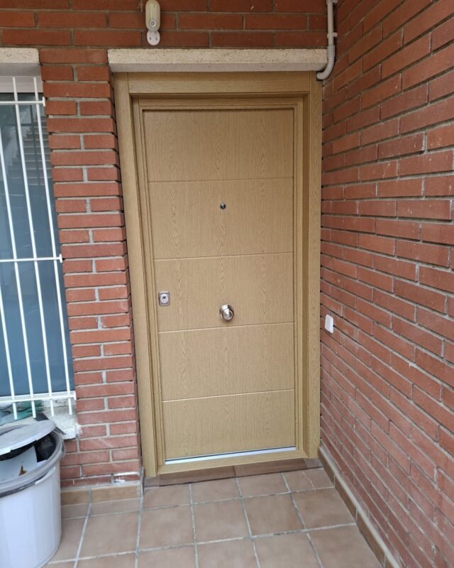 🔒✨ Instalamos una puerta exterior de seguridad en L’Ametla del Vallès y estamos encantados con el resultado. Esta puerta combina un diseño elegante con la máxima protección, asegurando que cada hogar pueda sentirse seguro sin sacrificar estilo.

En Ambtottancat, utilizamos solo materiales de calidad superior, garantizando una durabilidad a prueba de cualquier imprevisto. Nuestro equipo profesional se encargó de cada detalle, realizando la instalación de forma limpia y eficiente, para que nuestros clientes puedan disfrutar de su nuevo acceso seguro desde el primer día.

Invertir en seguridad no es solo una opción, ¡es una necesidad! ¿Tienes dudas o quieres saber más sobre cómo podemos ayudarte a proteger tu hogar? Déjanos un comentario o envíanos un mensaje para solicitar un presupuesto personalizado.

👉 #SeguridadHogar #Ambtottancat #PuertaSeguridad #LametladelVallès #CalidadYEstilo