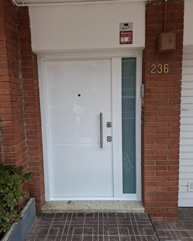 🔒✨ ¡Protegido y elegante! Hoy hemos instalado una puerta exterior de seguridad en Terrassa que no solo ofrece un blindaje superior, sino que también realza la belleza de tu hogar. En Ambtottancat nos dedicamos a brindar soluciones de seguridad personalizadas, asegurando que cada detalle esté perfectamente ejecutado.

Con nuestra puerta, experimentas una tranquilidad inigualable: olvídate de preocupaciones y disfruta de la certeza de que tu espacio está resguardado. Además, nuestro equipo profesional garantiza un trabajo limpio y eficiente, dejando tu entrada lista para recibirte con estilo.

¿Te gustaría saber más sobre cómo mejorar la seguridad de tu hogar? Comenta abajo o envíanos un mensaje para solicitar tu presupuesto. ¡Estamos aquí para ayudarte!

#SeguridadHogar #Terrassa #PuertasBlindadas #Ambtottancat #CalidadSuperior