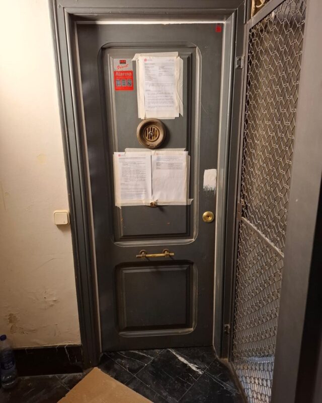 🔒✨ ¡Aumentamos la seguridad en el Eixample con estilo! ✨🔒

En Ambtottancat, hemos realizado un blindaje incomparable de una puerta antigua en el corazón del Eixample. 🏡💪 Más allá de lo estético, hemos proporcionado una mejora sustancial en la seguridad de tu hogar.

Con materiales de alta calidad, no solo restauramos el encanto de esta puerta clásica, sino que también aseguramos una protección sólida contra posibles intrusos. Nuestro compromiso es ofrecer un trabajo profesional, limpio y eficiente, respetando siempre cada detalle de tu espacio.

La tranquilidad y seguridad que buscas están a un paso: transforma la protección de tu hogar con nosotros. ¿Te interesa saber más o solicitar un presupuesto? ¡Esperamos tus comentarios! 👇

#BlindajeDePuertas #SeguridadEixample #Ambtottancat #CalidadYConfianza #ProtecciónHogar