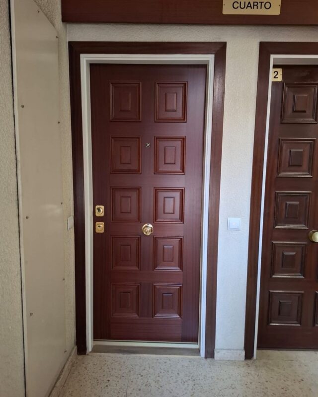 🔒✨ ¡Seguridad al alcance de tu mano! Acabamos de instalar una puerta de seguridad en el Poblesec que redefine la protección en el hogar. En Ambtottancat, comprendemos que cada detalle cuenta, y esta puerta actúa como un escudo robusto contra intrusos, al tiempo que aporta un diseño elegante que se integra perfectamente en cualquier espacio.

La calidad superior de nuestros productos ofrece tranquilidad para ti y los tuyos. Con un trabajo profesional, limpio y eficiente, transformamos tu entrada en un fortín sin comprometer la estética. Tu hogar merece lo mejor, y nosotros lo hacemos realidad.

¿Te gustaría conocer más sobre cómo podemos mejorar la seguridad de tu hogar? ¡Pregunta por presupuestos o cuéntanos tu opinión sobre nuestra instalación!

#SeguridadHogar #PortaDeSeguretat #Ambtottancat #Poblesec #CalidadYConfianza