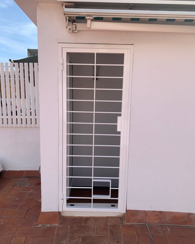 🔒 Tu seguridad es nuestra prioridad 🔒 Hoy en Ambtottancat hemos realizado una instalación de reja practicable con gatera. Esta solución no solo embellece tu hogar, sino que también asegura un acceso controlado y protegido para ti y tu familia.

Con materiales de calidad superior, garantizamos la durabilidad y resistencia que necesitas. Nuestro equipo profesional cuida cada detalle, asegurando un trabajo limpio y eficiente que se adapta perfectamente a tus necesidades.

¿Te gustaría proteger tu hogar con un sistema de seguridad efectivo? 💬 ¡Déjanos un comentario o pregunta por tu presupuesto personalizado!

#SeguridadHogar #Ambtottancat #RejasDeSeguridad #InstalaciónProfesional #TuCasaSegura