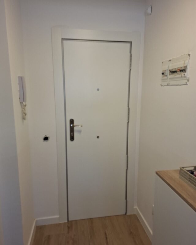 🔒 ¡Protección que se siente en Martorell! 🔒

Nos complace compartir que hemos realizado la instalación de una puerta blindada de alta calidad en Martorell, diseñada específicamente para brindar la máxima seguridad a tu hogar. En Ambtottancat, trabajamos con materiales de primera para asegurar una resistencia superior y un diseño elegante que se adapta a cualquier estética.

Con esta nueva puerta, nuestros clientes disfrutan de una tranquilidad incomparable, sabiendo que su hogar está protegido contra cualquier intrusión. Nuestro equipo se encargó de cada detalle, garantizando un trabajo limpio y eficiente que hizo del proceso algo sencillo y cómodo.

Si estás pensando en mejorar la seguridad de tu hogar, ¡nos encantaría ayudarte! Solicita tu presupuesto personalizado o comparte tu experiencia en los comentarios. 

#SeguridadHogar #PuertaBlindada #Martorell #ProtecciónTotal #Ambtottancat