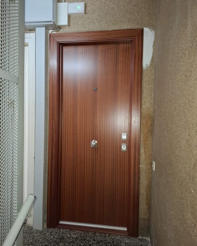 🔒 Protege lo que más quieres con Ambtottancat. Hemos completado una instalación de una puerta de seguridad con doble cerradura en L'Hospitalet de Llobregat. Nos enorgullece ofrecer productos de calidad, diseñados para brindar la máxima seguridad y tranquilidad.

Nuestra puerta combina estilo y protección, actuando como una barrera efectiva contra intrusos. Con un trabajo profesional, limpio y eficiente, aseguramos que tu espacio esté seguro sin sacrificar el diseño.

Si estás pensando en elevar la seguridad de tu hogar o negocio, ¡contáctanos para un presupuesto personalizado! 💬 Déjanos tu opinión sobre esta instalación.

#Seguridad #PuertaDeSeguridad #LHospitalet #ProtecciónHogar #Ambtottancat