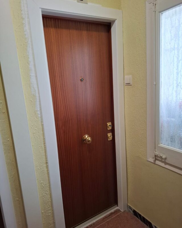 🔐✨ Instalación de puerta de seguridad en el Carrer Sant Iscle ✨🔐

Hoy llevamos la confianza a otro nivel con nuestra instalación de puerta de seguridad, diseñada para brindar máxima protección y un toque de elegancia a tu hogar. En Ambtottancat, nos preocupamos tanto por la seguridad como por la estética que complementa tu estilo de vida.

✅ Calidad superior: Nuestra puerta está fabricada con los mejores materiales, garantizando durabilidad y resistencia ante cualquier imprevisto.

✅ Beneficios concretos: Con esta instalación, no solo estás invirtiendo en seguridad, sino que también estás eliminando preocupaciones por posibles intrusos. ¡Tu tranquilidad es nuestra prioridad!

✅ Trabajo profesional: Nuestro equipo, experto y eficiente, realizó una instalación limpia y sin complicaciones. Tu hogar merece lo mejor.

¿Tienes dudas sobre cómo mejorar la seguridad de tu hogar? ¡Estamos aquí para ayudarte! Escríbenos para solicitar un presupuesto o déjanos tu opinión sobre esta instalación en los comentarios.

#Ambtottancat #SeguridadHogar #PuertaDeSeguridad #Confianza #Protección