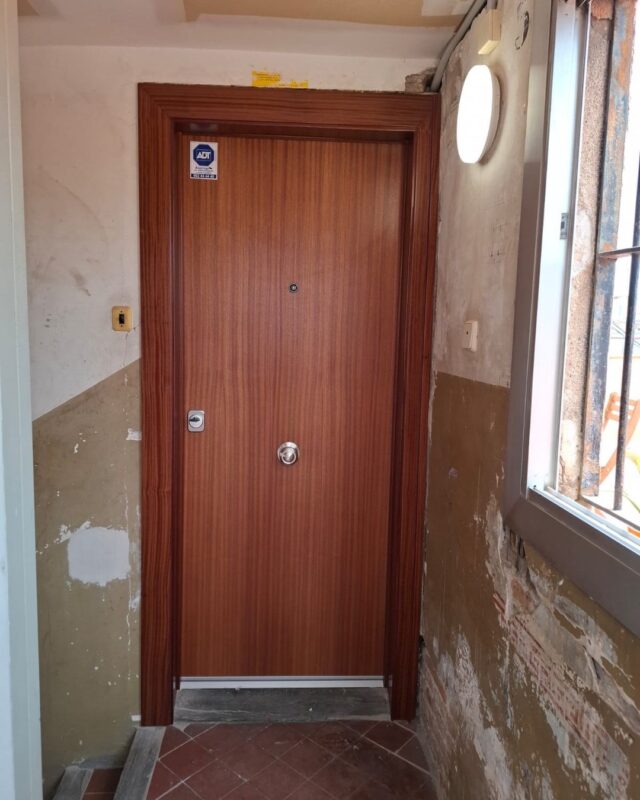 🔐 ¡Refuerza la seguridad de tu hogar con la elegancia que se merece! Hoy, en El Raval, hemos completado la instalación de una puerta de seguridad especialmente diseñada para un piso en rehabilitación. 🏠✨

En Ambtottancat, nos comprometemos a ofrecer productos de máxima calidad que no solo mejoran la seguridad de tu vivienda, sino que también aportan un toque moderno y sofisticado. Nuestro equipo experto garantiza un trabajo profesional, limpio y eficiente, cuidando cada detalle para que tú solo te preocupes por disfrutar de la tranquilidad que mereces.

Esta instalación no solo protege tu hogar de intrusos, sino que también complementa cualquier diseño interior con su estilo contemporáneo. ¡Tu tranquilidad es nuestra misión!

¿Quieres saber más sobre nuestras soluciones de seguridad? No dudes en dejarnos tus preguntas o solicitar un presupuesto sin compromiso en los comentarios. 👇

#PuertaDeSeguridad #ElRaval #ProtecciónHogar #CalidadAmbtottancat #SeguridadConEstilo