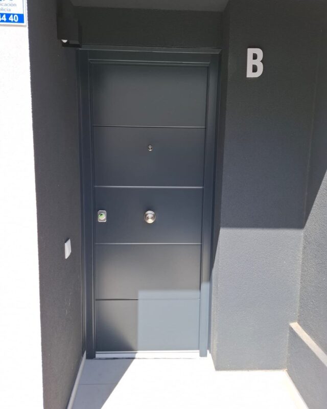 🔒✨ ¡Nueva instalación de puerta exterior de seguridad en Parets del Vallès! ✨🔒

En Ambtottancat, nos enorgullece haber completado una instalación de calidad superior que ofrece protección inigualable. Esta puerta exterior de seguridad no solo mejora la estética de tu hogar, sino que también proporciona una defensa sólida contra cualquier intento de intrusión.

✅ ¿Por qué elegir nuestra puerta de seguridad? 
- Calidad superior: Materiales de primera que garantizan durabilidad y resistencia.
- Seguridad tangible: Protección efectiva para tu familia y tus bienes.
- Trabajo profesional: Instalación realizada con precisión, limpieza y eficiencia, para que disfrutes de tu nuevo sistema de seguridad sin preocupaciones.

Tu tranquilidad es nuestra misión. Si estás considerando mejorar la seguridad de tu hogar, ¡no dudes en comentar o enviar un mensaje para conocer más sobre nuestros presupuestos personalizados!

#Seguridad #PuertaExterior #Ambtottancat #ÇaretsdelVallès #ProtecciónHogar