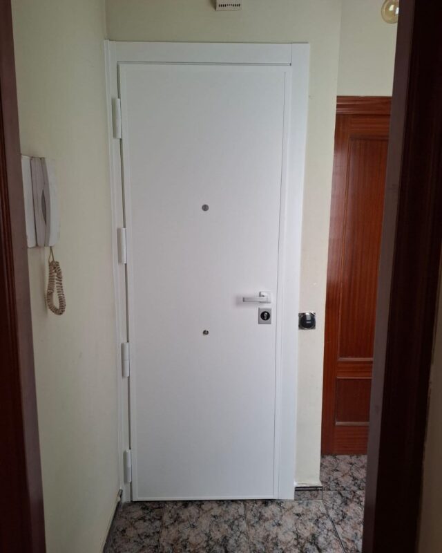 🔒✨ ¡Protege lo que más importa! Hoy hemos realizado una instalación de puerta de seguridad en Hospitalet, diseñada para ofrecerte la máxima seguridad sin comprometer la estética.

En Ambtottancat, nos enorgullecemos de utilizar productos de calidad superior que garantizan la tranquilidad de tu hogar o negocio. Esta puerta no solo es resistente, sino que también añade un toque elegante a tu entrada.

Nuestro equipo trabaja de forma profesional, limpia y eficiente, asegurando que cada detalle se ajuste a tus necesidades y expectativas. ¡La seguridad nunca se vio tan bien!

Si estás pensando en mejorar la seguridad de tu espacio, no dudes en contactarnos para un presupuesto sin compromiso. ¿Qué te parece nuestra nueva instalación? ¡Cuéntanos en los comentarios! 👇

#Seguridad #PuertaDeSeguridad #Ambtottancat #Hospitalet #InstalaciónSegura