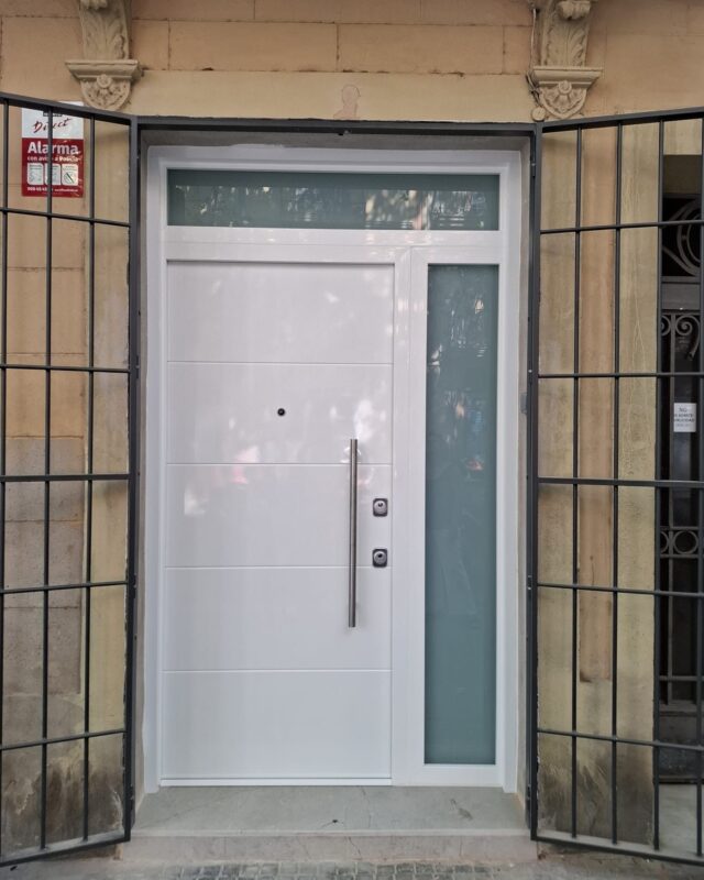 🔒 ¡Protege tu hogar con estilo! Hoy en Sants hemos instalado una puerta exterior con vidrios de seguridad, combinando diseño y máxima protección. En Ambtottancat, sabemos que la seguridad es primordial y esta instalación lo refleja perfectamente.

✔️ Calidad superior: nuestra puerta no solo es elegante, sino que cuenta con un blindaje robusto que garantiza la tranquilidad de tu familia.
✔️ Seguridad total: los vidrios de seguridad ofrecen una resistencia extraordinaria, manteniendo a raya cualquier intento de intrusión.
✔️ Trabajo profesional: nuestro equipo se encargó de cada detalle, asegurando una instalación limpia y eficiente para que puedas disfrutar de tu nueva puerta sin preocupaciones.

¿Tienes dudas sobre cómo mejorar la seguridad en tu hogar? ¡No dudes en comentar o enviarnos un mensaje para solicitar tu presupuesto personalizado!

#SeguridadHogar #Ambtottancat #PuertaExterior #Sants #VidriosDeSeguridad
