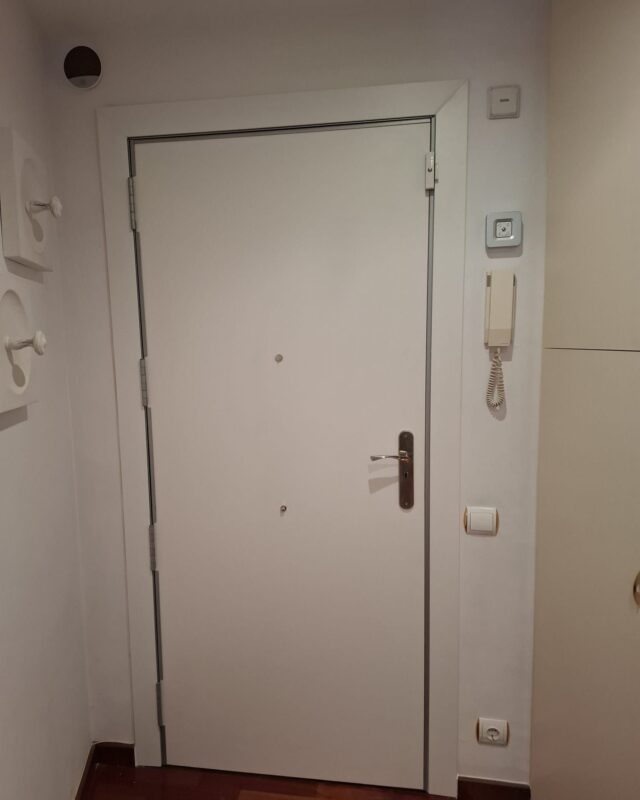 🔒✨ ¡Refuerza la seguridad en tu hogar con Ambtottancat en Cornellà! Hoy hemos tenido el placer de instalar una puerta blindada de alta calidad, diseñada especialmente para ofrecerte la protección que mereces. 🏠💪

Cada una de nuestras puertas está fabricada con materiales de primera, garantizando no solo resistencia, sino también un diseño elegante que se adapta perfectamente a tu espacio. Esta instalación no solo incrementa la seguridad, sino que también aporta tranquilidad a tu vida diaria. 🛡️❤️

Nuestro equipo de profesionales se encargó de cada detalle, asegurando que la instalación fuera limpia y eficiente, porque sabemos lo importante que es para ti. Con Ambtottancat, confía en la experiencia para tu tranquilidad.

¿Te gustaría conocer más sobre cómo podemos proteger tu hogar? Déjanos un comentario o solicita un presupuesto sin compromiso. 😊✨

#SeguridadHogar #PuertaBlindada #Cornellà #Ambtottancat #ProtecciónTotal